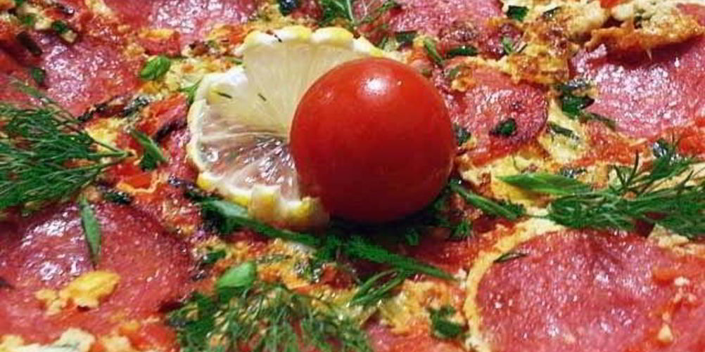 Как приготовить омлет с колбасой и помидорами