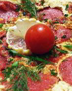 Омлет с колбасой и помидорами