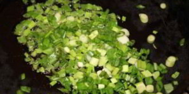 Рецепт омлет с колбасой и помидорами