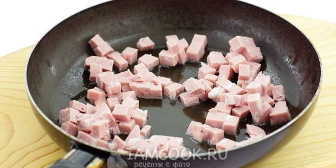 Рецепт омлет с колбасой и сыром