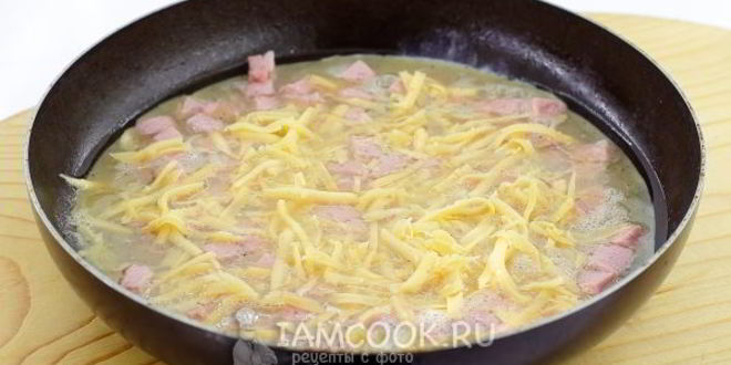 Рецепт омлет с колбасой и сыром