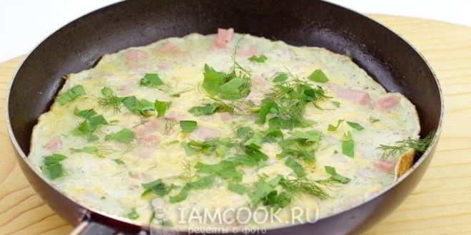 Рецепт омлет с колбасой и сыром