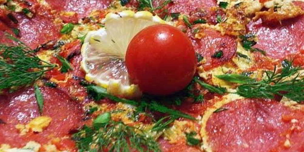 Рецепт омлет с колбасой и сыром