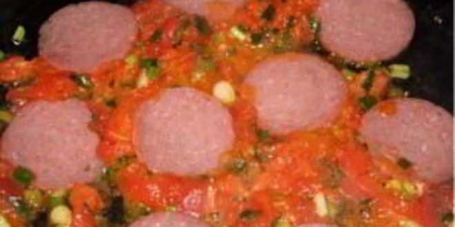 Рецепт омлет с колбасой, помидорами и сыром
