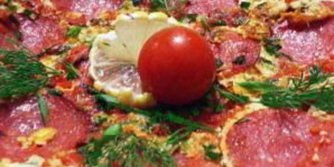 Рецепт омлет с колбасой, помидорами и сыром