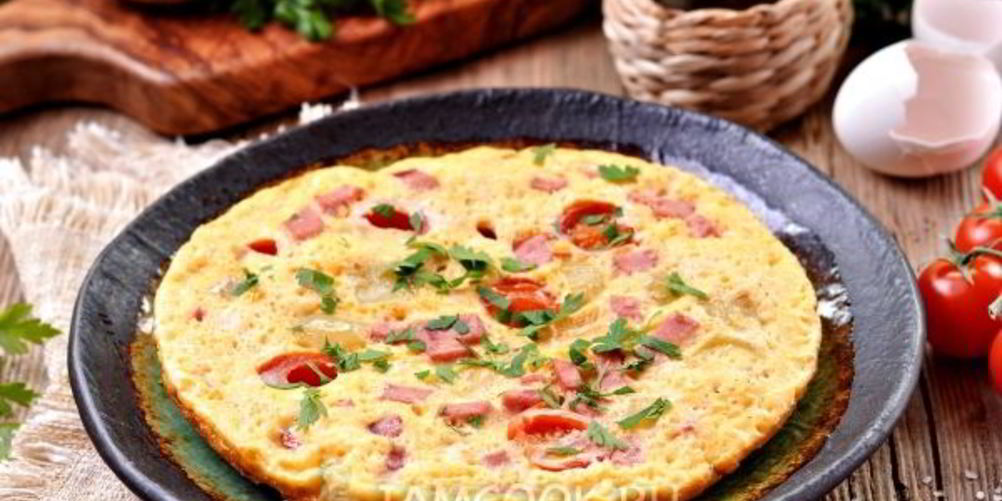 Как приготовить омлет с колбасой в мультиварке