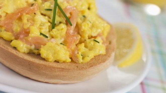 Рецепт Омлет с копченым лососем и зеленым луком