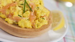 Рецепт Омлет с копченым лососем и зеленым луком