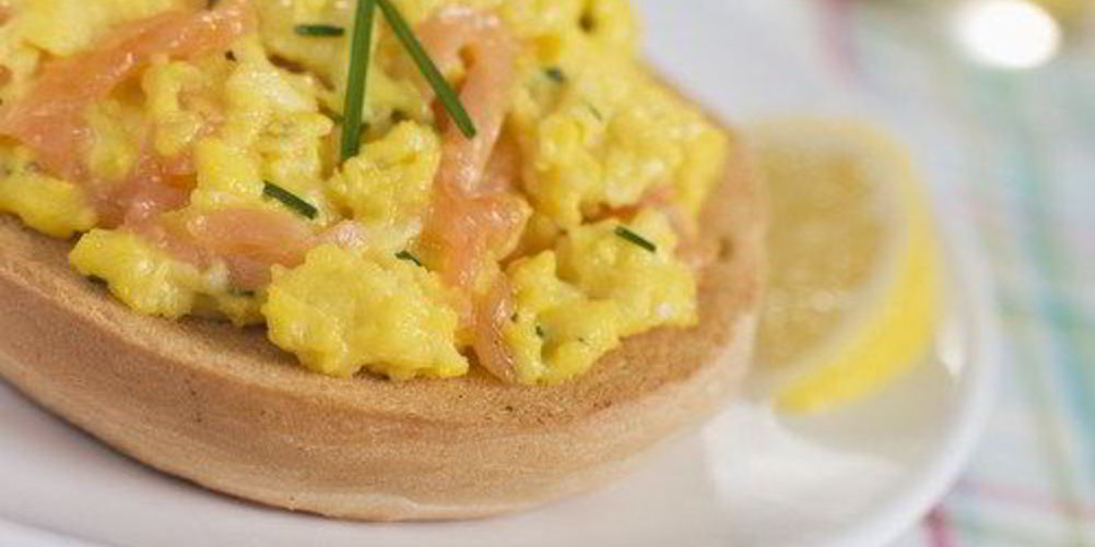 Как приготовить омлет с копченым лососем и зеленым луком