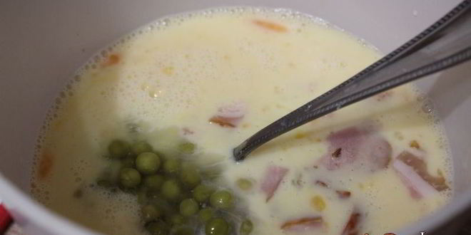 Рецепт омлет с копченым мясом и зеленым горошком