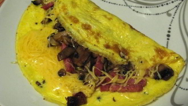 Рецепт Омлет с лисичками и колбасой