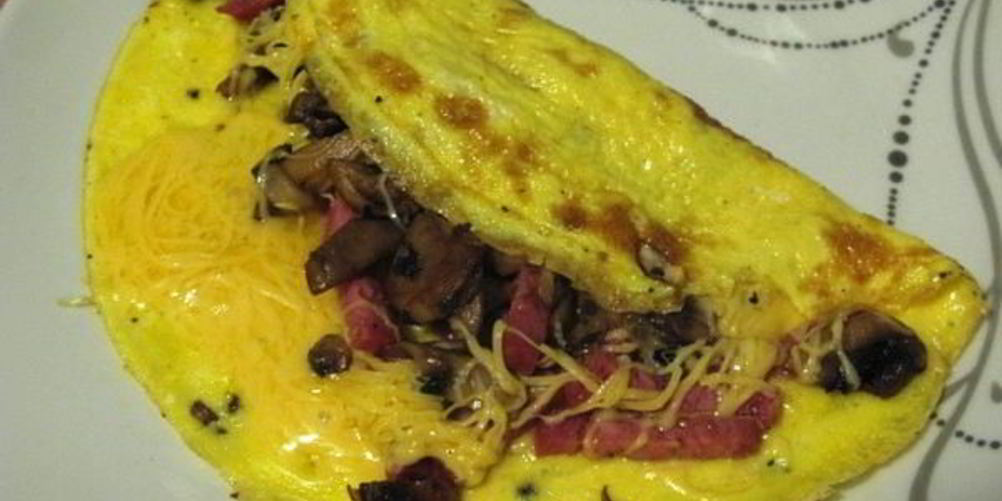 Как приготовить омлет с лисичками и колбасой