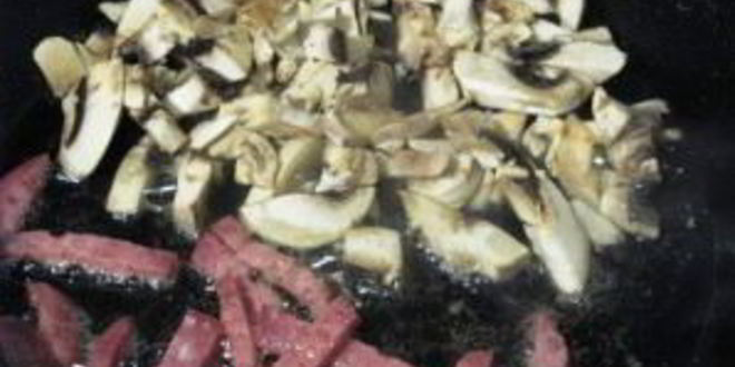 Рецепт омлет с лисичками и колбасой