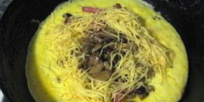 Рецепт омлет с лисичками и колбасой