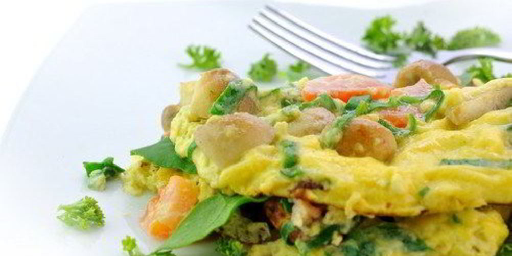 Как приготовить омлет с начинкой из грибов, шпината и феты