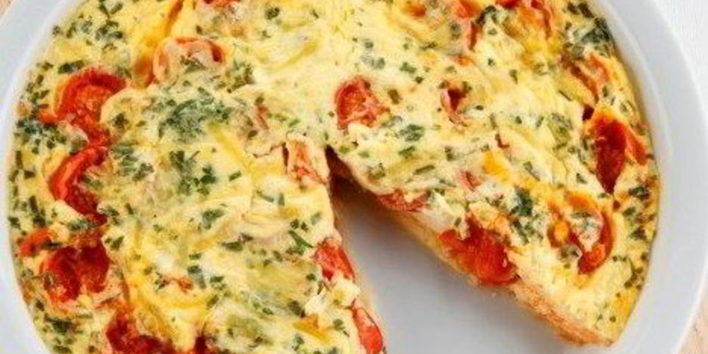 Как приготовить омлет с помидорами и красным луком