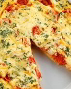 Омлет с помидорами и красным луком