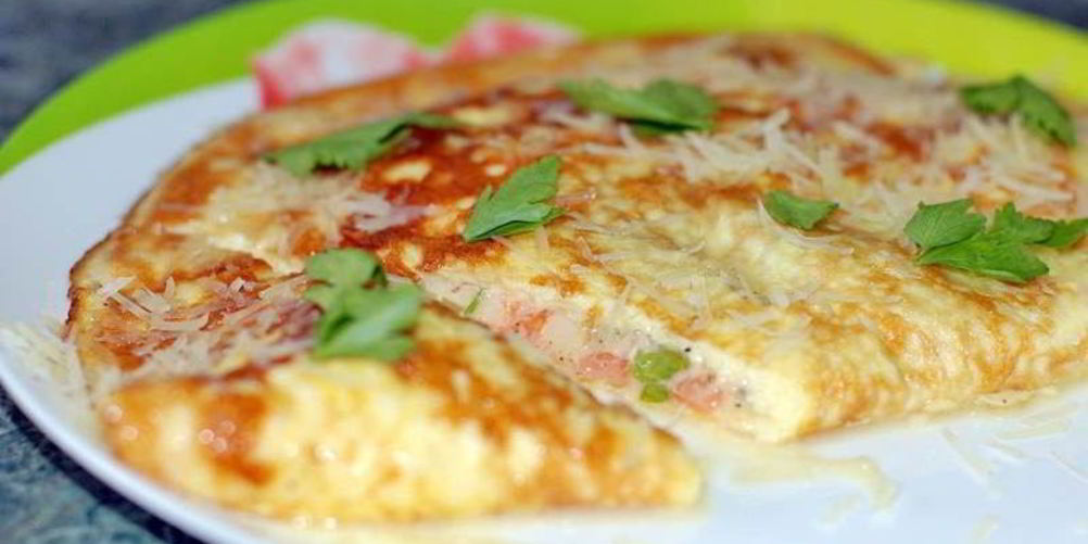 Как приготовить омлет с помидорами и сыром