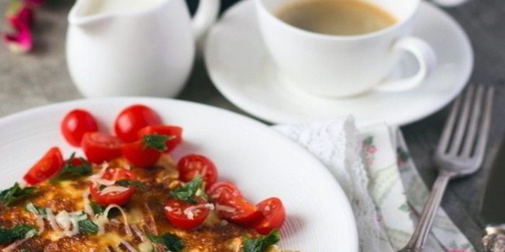 Как приготовить омлет с помидорами, сыром и зеленью