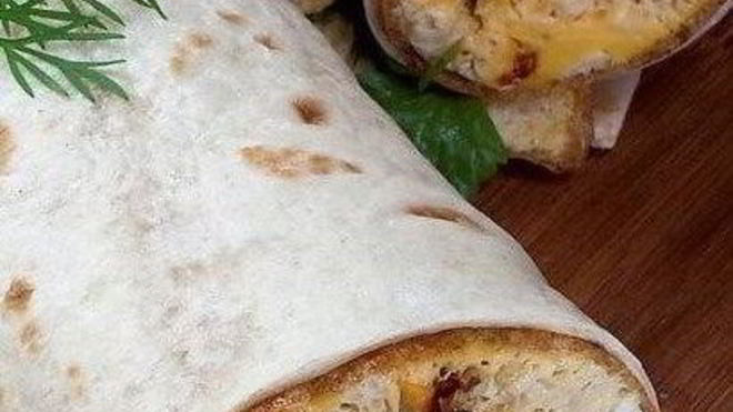 Рецепт Омлет с вялеными помидорами и зеленью в лаваше