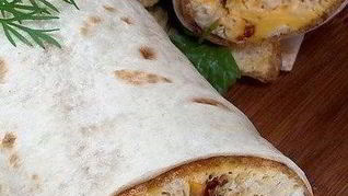 Рецепт Омлет с вялеными помидорами и зеленью в лаваше