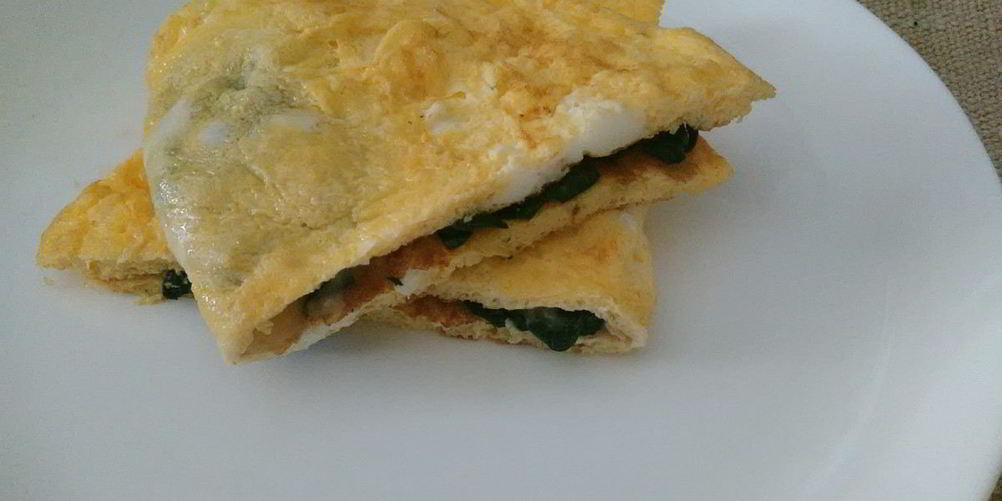 Рецепт красный омлет с зеленым луком и шпинатом