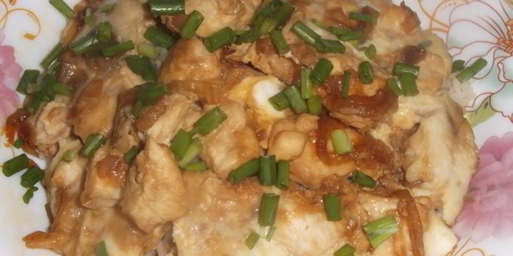 Как приготовить оякодон — японский омлет с рисом и курицей