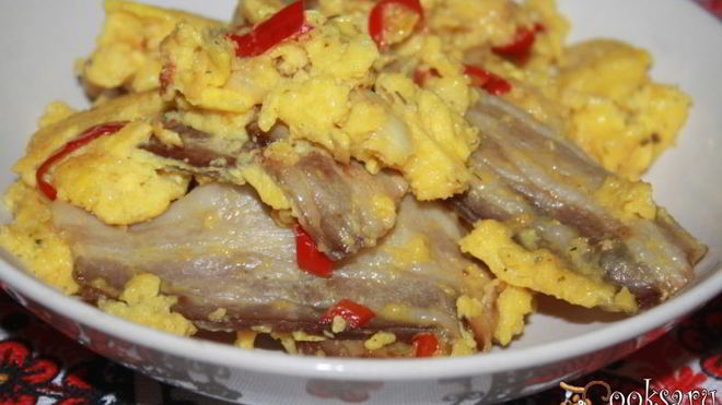 Рецепт Пышный омлет со свиной грудинкой и луком