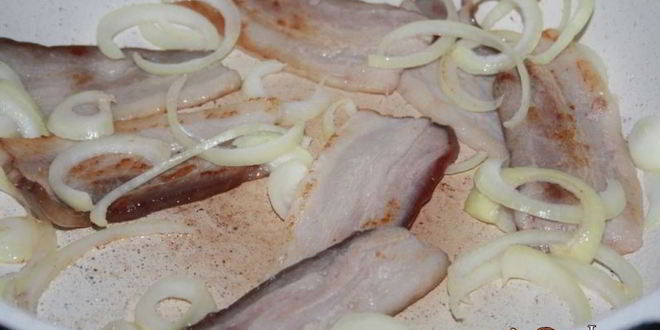 Рецепт пышный омлет со свиной грудинкой и луком