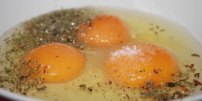 Рецепт пышный омлет со свиной грудинкой и луком