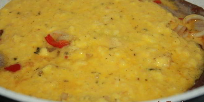 Рецепт пышный омлет со свиной грудинкой и луком