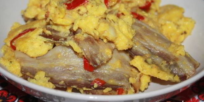 Рецепт пышный омлет со свиной грудинкой и луком