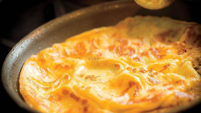 Рецепт Сладкий омлет с молоком на сковороде