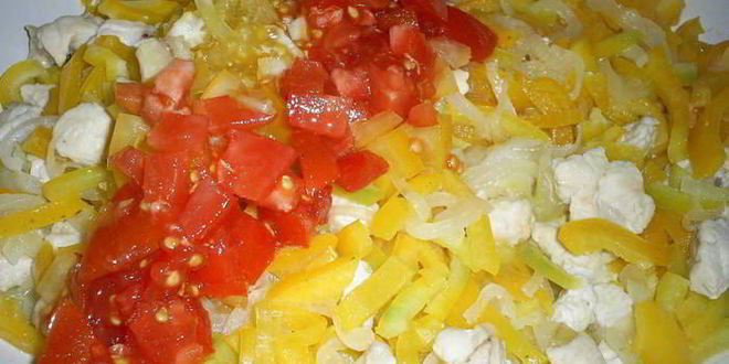 Рецепт сытный омлет с овощами и курицей