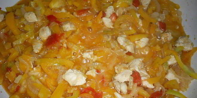 Рецепт сытный омлет с овощами и курицей