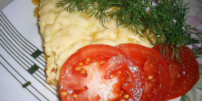 Рецепт сытный омлет с овощами и курицей