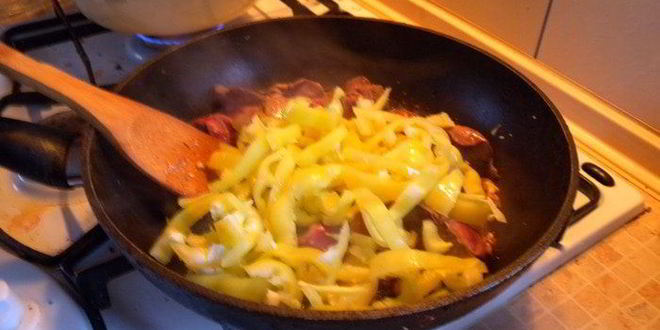 Рецепт куриного паштета со сладкима перцема и орехами