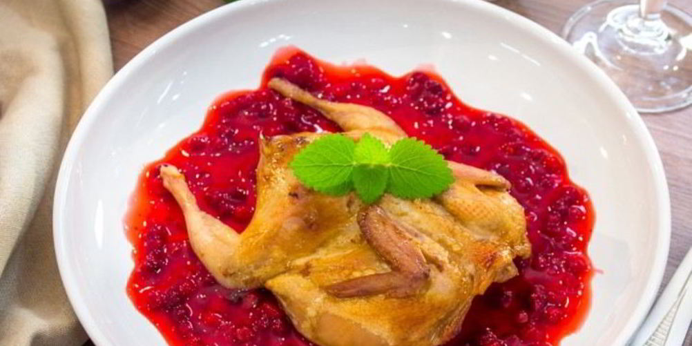 Как приготовить перепела, маринованные в имбире с брусничным соусом