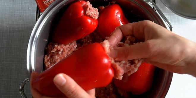 Рецепт перцы, фаршированные мясным фаршем, в сметанно-томатном соусе