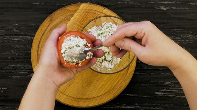 Рецепт Помидоры с творогом и чесноком