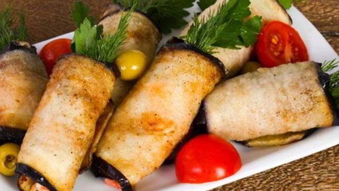 Рецепт Баклажанные рулетики с сыром и помидорами