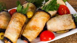 Рецепт Баклажанные рулетики с сыром и помидорами