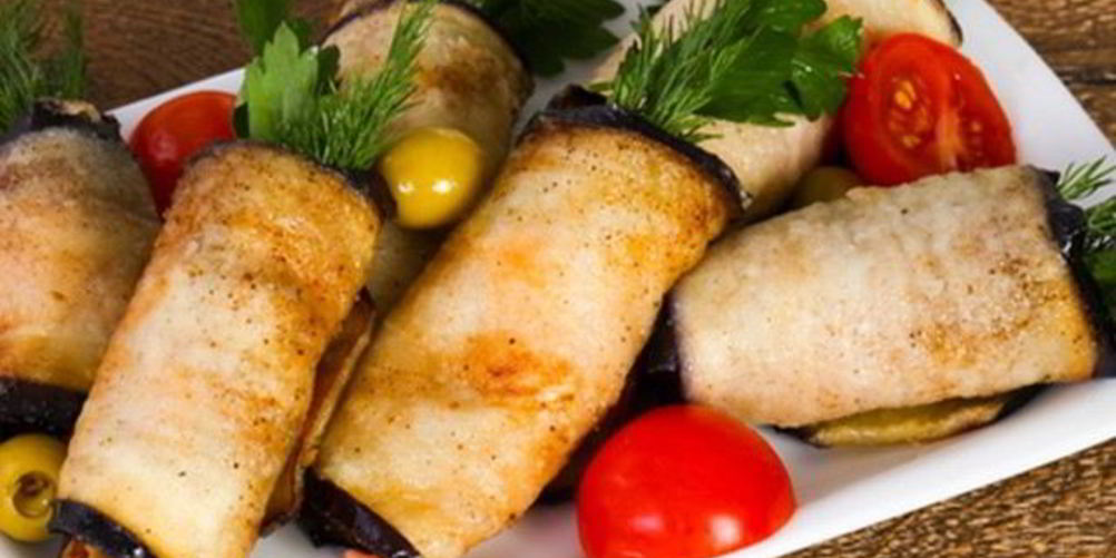 Как приготовить баклажанные рулетики с сыром и помидорами