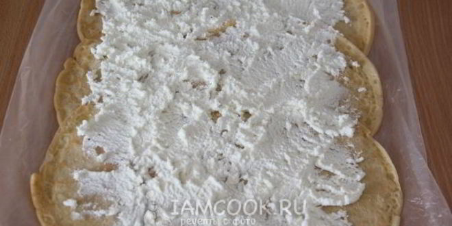 Рецепт блинный рулет с творогом и клубникой