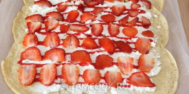 Рецепт блинный рулет с творогом и клубникой