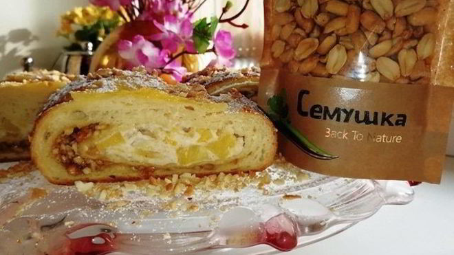 Рецепт Дрожжевой рулет с творогом, арахисом и ананасами