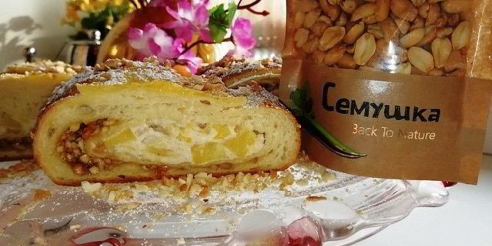 Как приготовить дрожжевой рулет с творогом, арахисом и ананасами