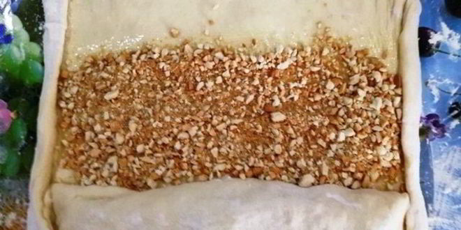 Рецепт дрожжевой рулет с творогом, арахисом и ананасами