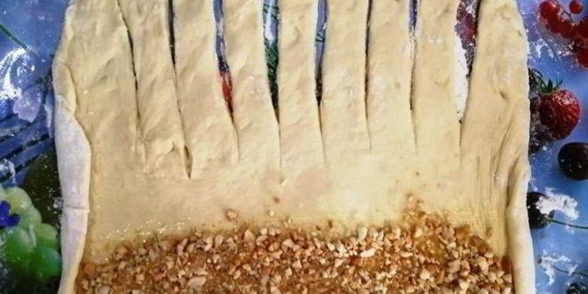 Рецепт дрожжевой рулет с творогом, арахисом и ананасами