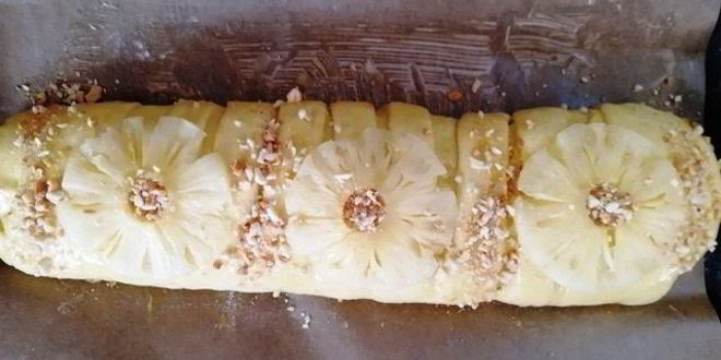 Рецепт дрожжевой рулет с творогом, арахисом и ананасами